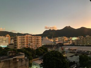 Noite chegando em Vila Isabel e o Parque Nacional da Tijuca ao fundo