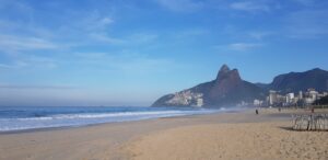 Praia de Ipanema e o morro Dois Irmãos ao fundo