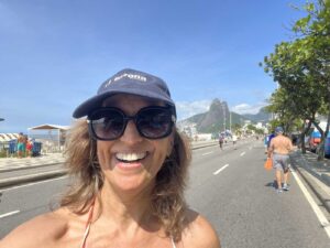 Domingo, novembro 2022 - Caminhada pela orla Ipanema e Leblon e, depois, Sol na areia com direito a mate com limão acompanhado de biscoito Globo