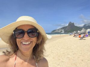 Domingo, novembro 2022 - Caminhada pela orla Ipanema e Leblon e, depois, Sol na areia com direito a mate com limão acompanhado de biscoito Globo