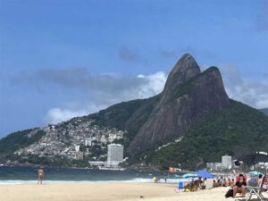 Domingo, novembro 2022 - Caminhada pela orla Ipanema e Leblon e, depois, Sol na areia com direito a mate com limão acompanhado de biscoito Globo