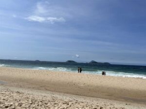 Domingo, novembro 2022 - Caminhada pela orla Ipanema e Leblon e, depois, Sol na areia com direito a mate com limão acompanhado de biscoito Globo