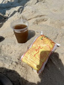 Domingo, novembro 2022 - Caminhada pela orla Ipanema e Leblon e, depois, Sol na areia com direito a mate com limão acompanhado de biscoito Globo