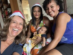 Em Vila Isabel sendo apresentada ao Arthur na companhia da Mari e da Cris.