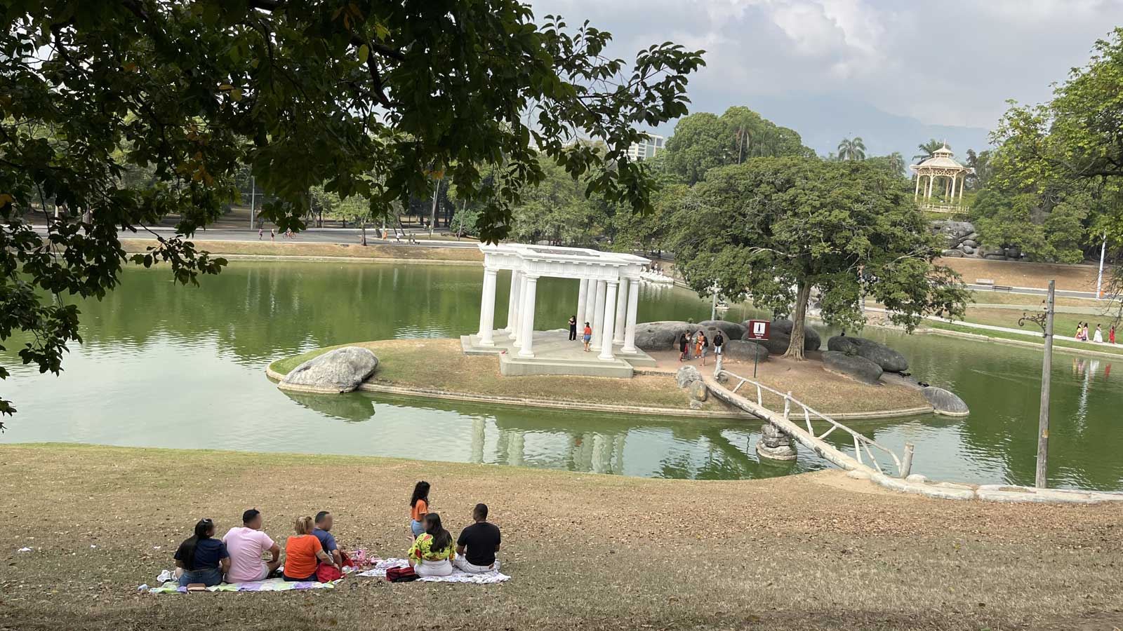 Templo de Apolo com destaque para o lago